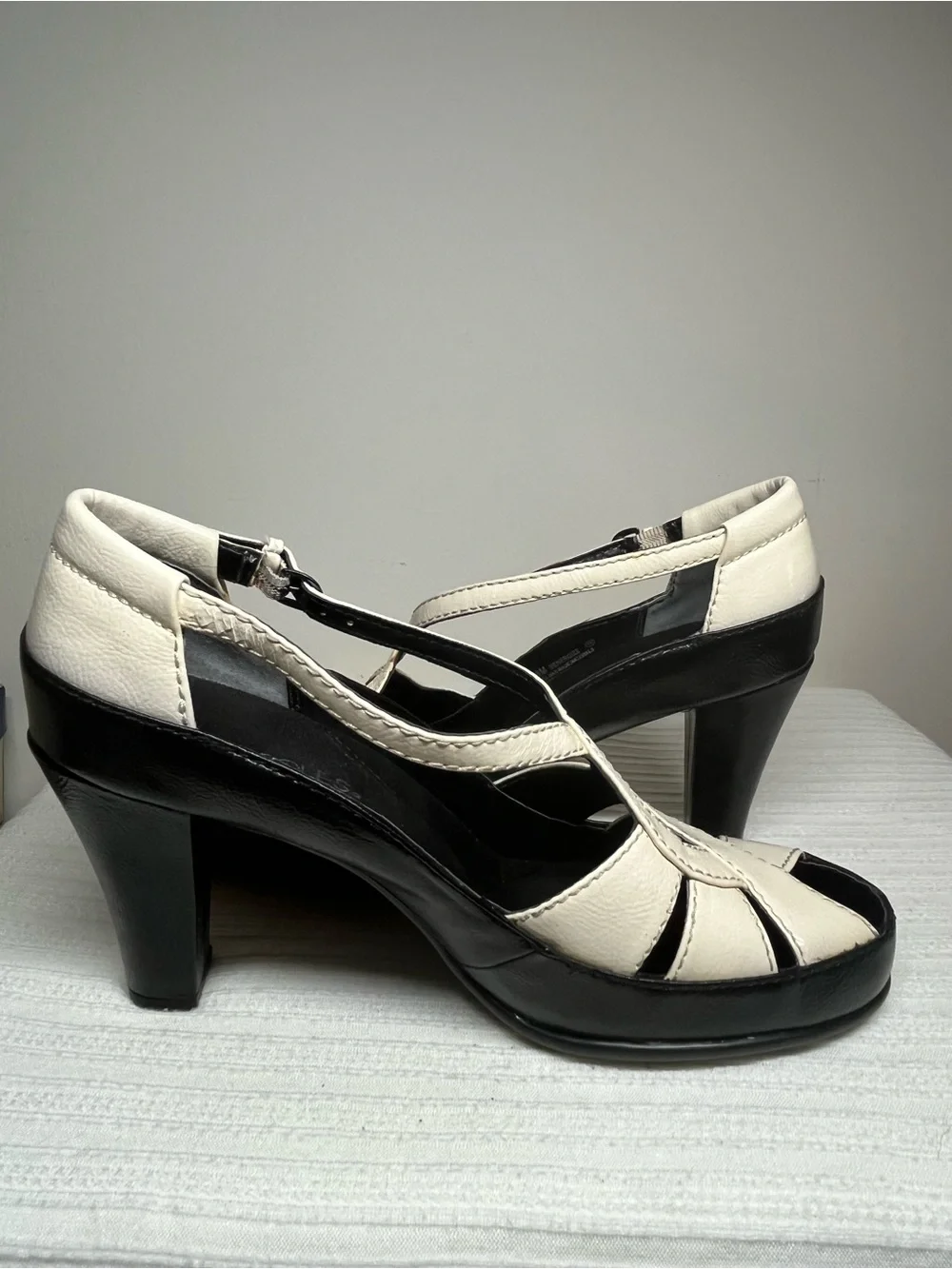 Vintage AEROSOLES Two-Tone Black & Off-White Women’s Peep-toeHeeled Sandals-9M